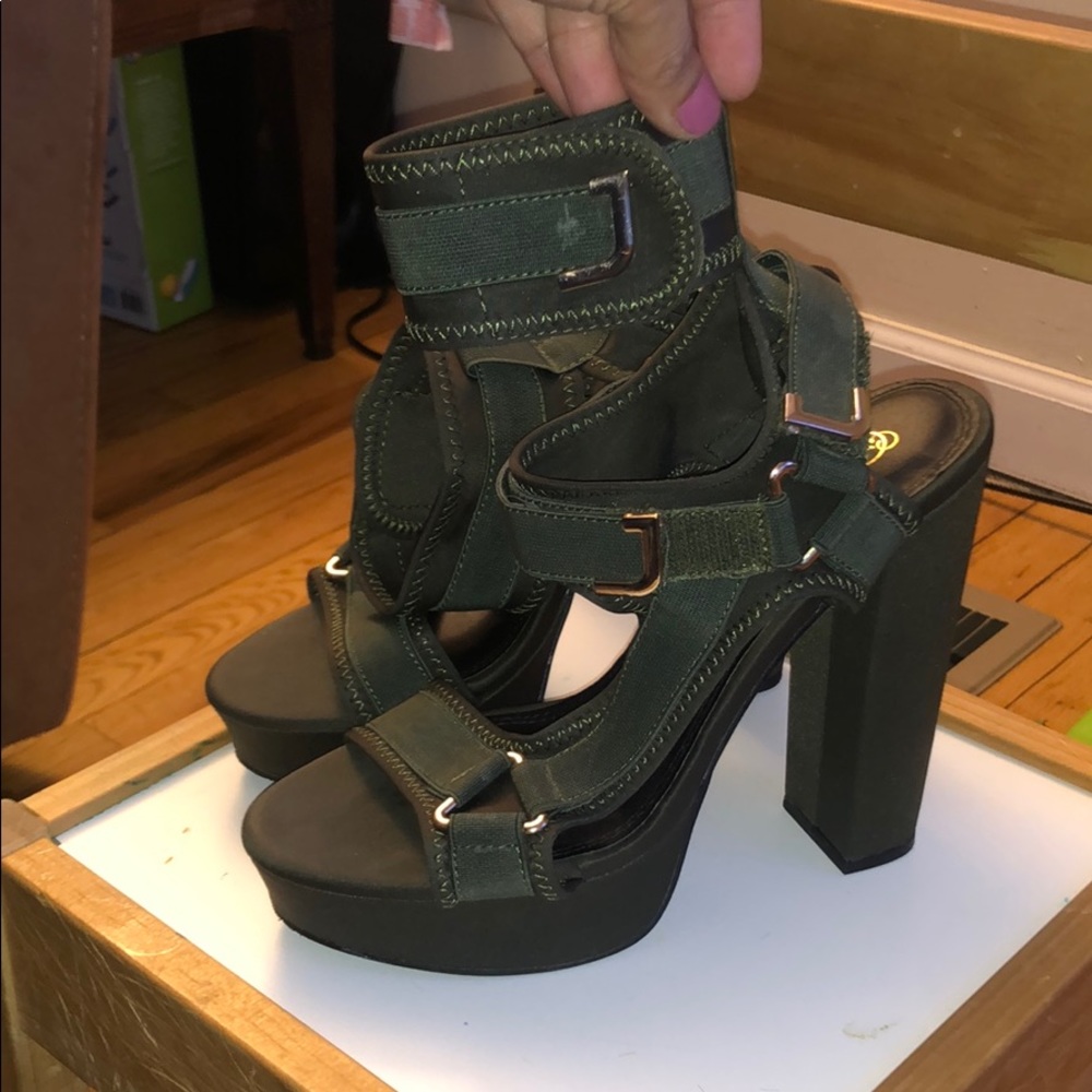 🌟FREE SHIPPING🌟Green cage platform heels